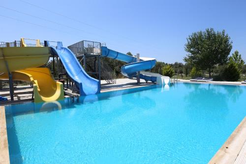 艾瓦勒克Simlarda Country Club Ayvalık的游泳池的水滑梯