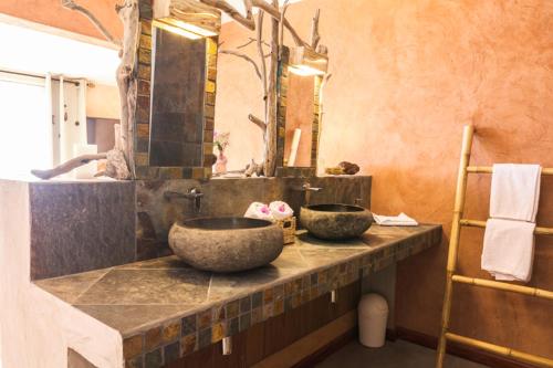 圣保罗Villa Laurina的浴室在柜台上设有两个石制水槽