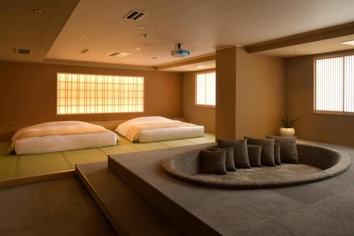 JozankeiSuigan的大房间设有两张床,铺着地毯