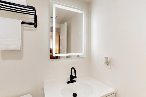 大洋城Tiburon 2C的白色的浴室设有水槽和镜子