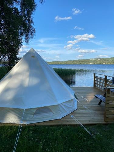 FristadBjörkudden glamping的湖畔码头上的帐篷
