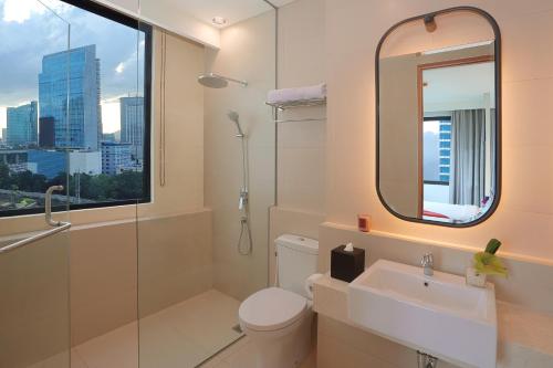 雅加达Citadines Gatot Subroto Jakarta的一间带卫生间、水槽和镜子的浴室