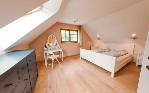 GradacKolpa holiday house的一间卧室配有一张床、一个梳妆台和镜子