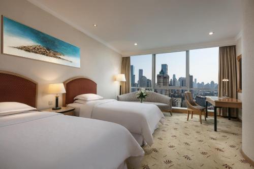 南京南京金丝利喜来登酒店的酒店客房配有两张床和一张书桌