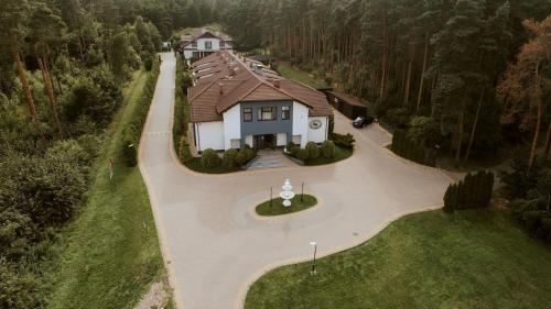 Lubiszewo莱兹乌斯特尼别墅酒店的车道房屋的空中景致
