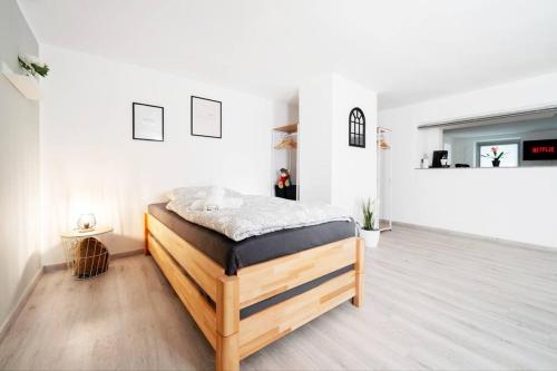 杜塞尔多夫Top Ausstattung Netflix Wlan Messe Altstadt的一间白色客房内的床铺卧室