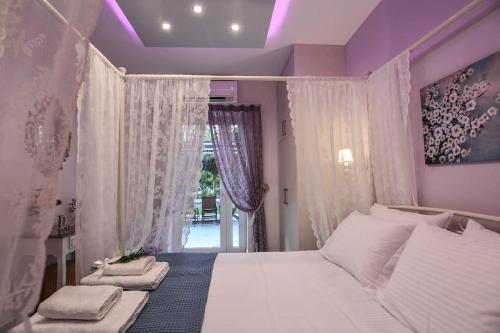 西洛卡特伦Dream Luxury Home的卧室配有白色床和紫色天花板