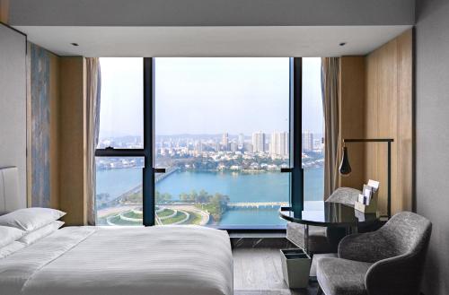 Jiangning南京景枫万豪酒店的酒店客房设有一张床和一个大窗户