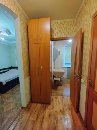 克洛佩夫尼茨基Жилье в Кропивницком的带衣柜的客房和1间带1张床的卧室