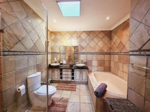 贝拉贝拉Elements golf reserve的带浴缸、卫生间和盥洗盆的浴室