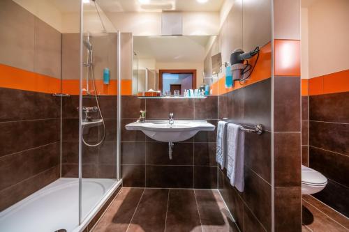 穆劳附近圣格奥尔根克里斯赫伯格休闲度假酒店的一间带水槽、淋浴和卫生间的浴室