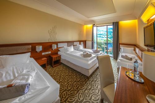 穆劳附近圣格奥尔根克里斯赫伯格休闲度假酒店的酒店客房设有两张床和一张桌子。