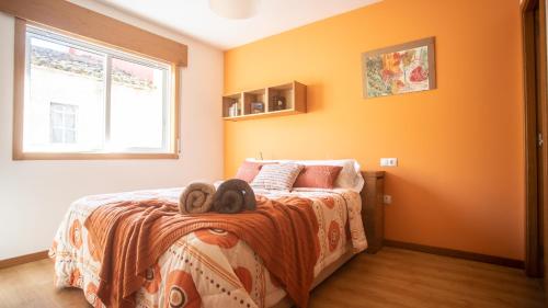 阿瓜尔达Apartamento nuevo al lado de la playa en A Guarda的一间卧室,配有一张带两个泰迪熊的床