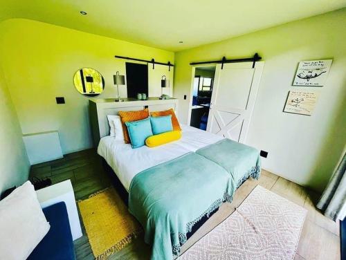 克拉伦斯Kingsbrook Pods的一间卧室设有一张黄色墙壁的大床