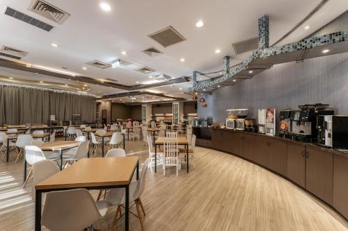 新竹日月光国际大饭店-新竹馆的一间带桌椅的餐厅和一间酒吧