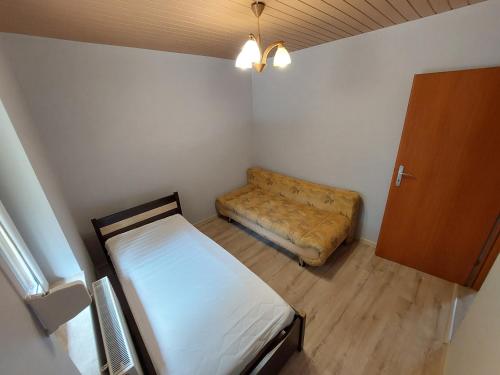 希莱辛Domek letniskowy u Piotera Ślesin Żółwieniec的小房间设有床和沙发