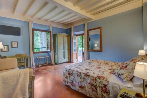 基安蒂格雷夫Albergo Villa San Michele的一间卧室配有一张床和一张桌子
