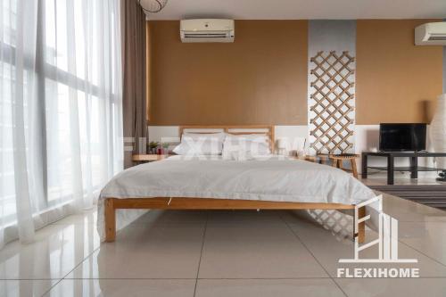 八打灵再也ATRIA SOFO Suites Petaling Jaya, Fantastic City-Wide View, Designed Suites, Spacious & Quiet Studio by Flexihome-MY的卧室配有带白色枕头的大床