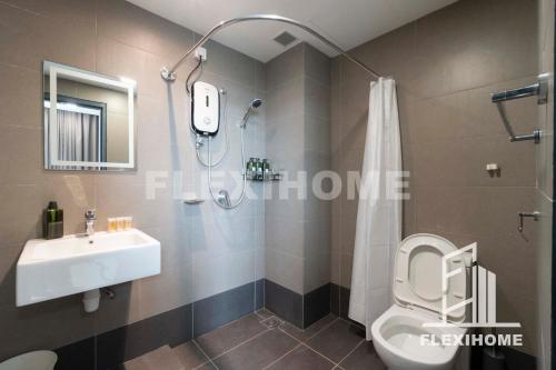 八打灵再也ATRIA SOFO Suites Petaling Jaya, Fantastic City-Wide View, Designed Suites, Spacious & Quiet Studio by Flexihome-MY的一间带水槽、淋浴和卫生间的浴室