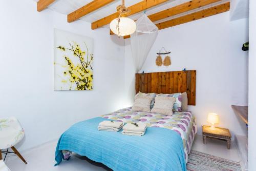 TabayescoEco Casa Salitre,Montaña, Campo y Playa的一间卧室配有蓝色的床和毛巾