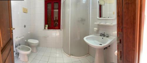 拉扎罗Villaggio Magna Grecia的一间带水槽、卫生间和淋浴的浴室