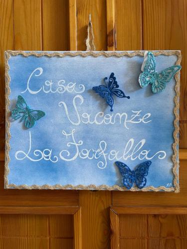 圣维托基耶蒂诺Casa vacanze La Farfalla的墙上挂着蝴蝶的标志