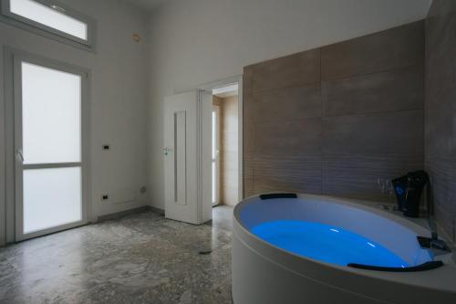 莱切B&B Nuovo Reale - CENTRO STORICO的一间大浴室,内设一个大浴缸