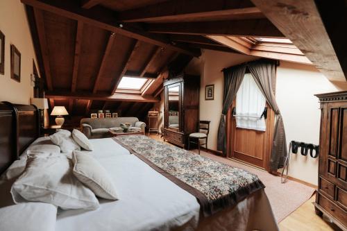 圣地亚哥－德孔波斯特拉卡萨格兰德巴乔酒店的一间大卧室,房间内设有一张大床