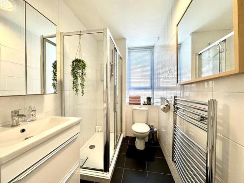 爱丁堡City Centre Hidden Hideout for 2的白色的浴室设有水槽和卫生间。