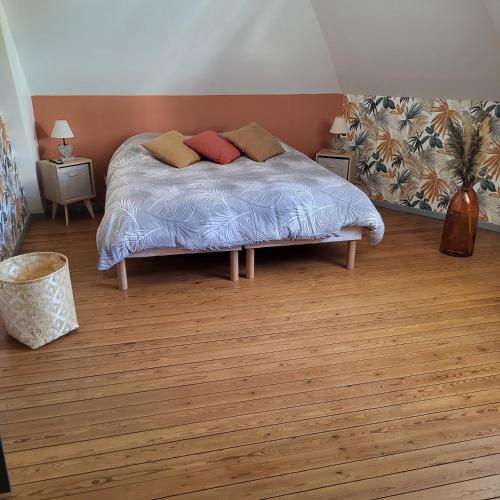 滨海卡约La myssaline的一间卧室配有一张带两个枕头的床