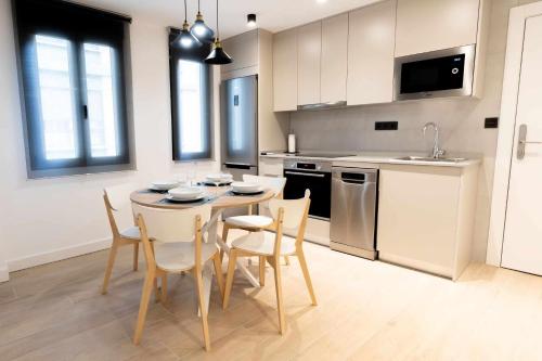 卡斯特利翁-德拉普拉纳Apartamento Capri Living Suites en Castellon的一间厨房,里面配有桌椅