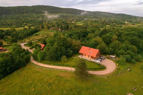 拉科维察吉洛维克纳拉农场酒店的地心房屋的空中景观