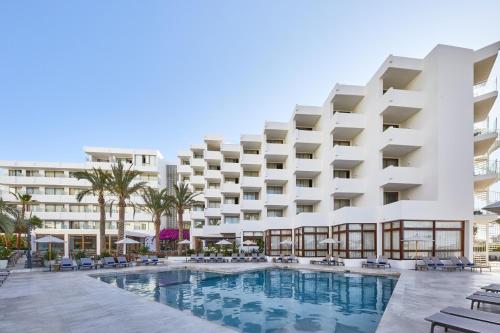 圣埃乌拉利亚特雷斯托雷斯酒店的一座带游泳池和度假村的酒店