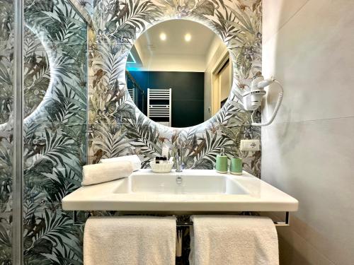 阿杰罗拉Good Vibes Luxury Rooms的一间带水槽和镜子的浴室