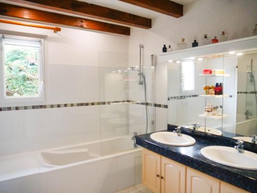 圣让-德吕兹Maison Villa Yoda的一间带两个盥洗盆和淋浴的浴室