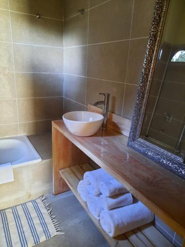 圣卡洛斯-德巴里洛切Pacha Home By A.M.A的一间带水槽、浴缸和镜子的浴室