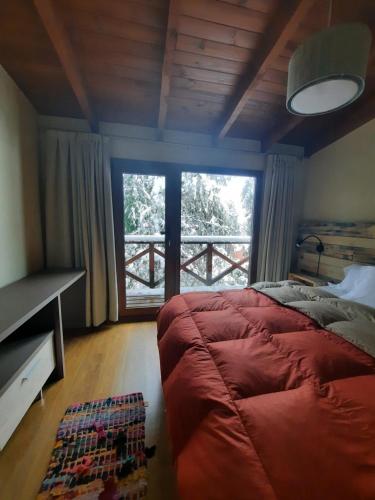圣卡洛斯-德巴里洛切Pacha Home By A.M.A的一间卧室设有一张大床和一个大窗户