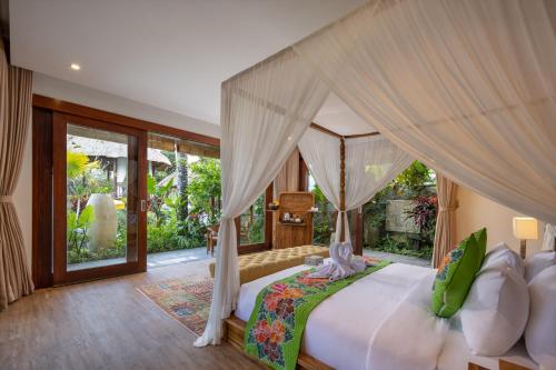 吉安雅Villa Lembah Damai by Pramana Villas的一间卧室配有一张带天蓬的大床