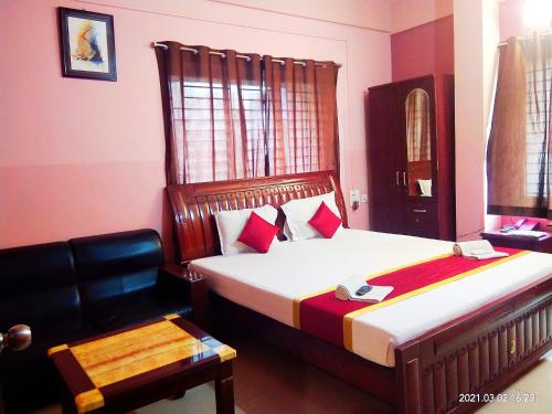 加尔各答Hotel Avisha的酒店客房,配有两张床和椅子