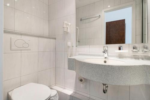 卡斯特罗普-劳克塞尔Boardinghouse Residenz Castrop的白色的浴室设有水槽和卫生间。
