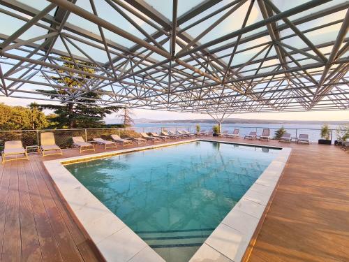 茨里克韦尼察奥莫瑞卡酒店的一个带椅子和屋顶的大型游泳池