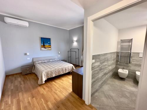 佛罗伦萨Sweet Home Desiree的一间卧室设有一张床和一间浴室。