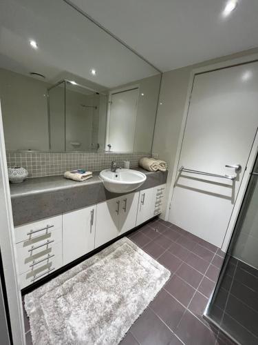 黄金海岸Ocean View Apartment at the heart of Gold Coast的一间带水槽和镜子的浴室