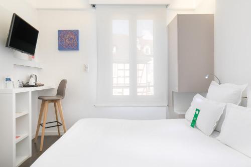 斯特拉斯堡快乐文化帝罗若普酒店的白色卧室配有白色的床和书桌