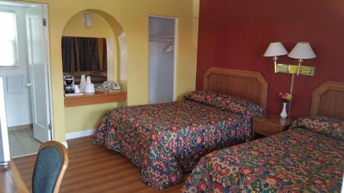 默塞德斯拉博尔汽车旅馆的酒店客房,设有两张床和镜子