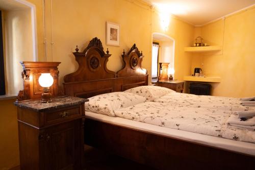 TomajŠkerlj Wine Estate的一间卧室配有一张大床和木制床头板