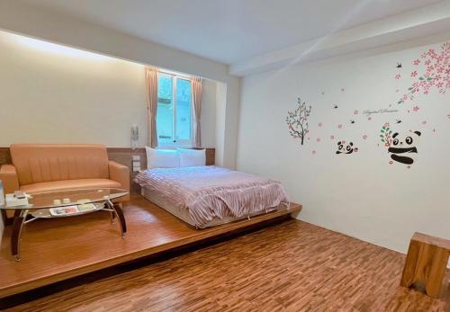 鹿谷乡南投溪头尚缇会馆(民宿)的一间卧室配有一张床、一张桌子和一个窗户。