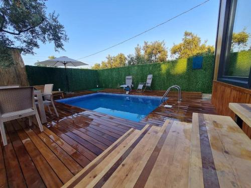 İznikAntik Tiny House的后院设有游泳池和木甲板