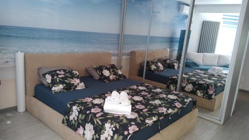 那沃达利Studio Alezzi Beach Resort Ely的一间卧室配有两张床,并备有鞋子