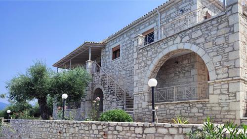 卡拉马塔Olive Stonehouses - Alkistis的一座石头建筑,前面有楼梯